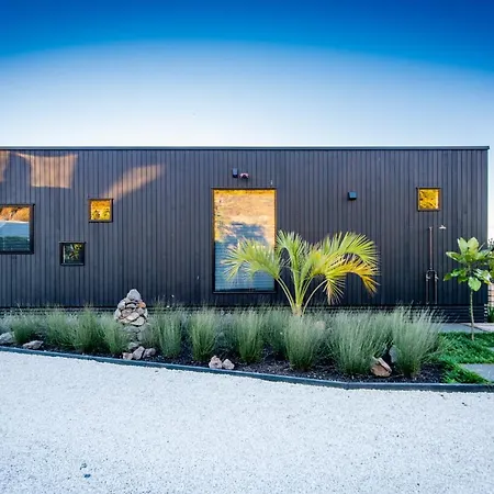Sumner Black Hut Villa
